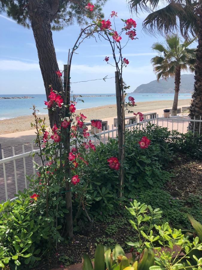 Piccolo Hotel Le Palme San Bartolomeo Al Mare Dış mekan fotoğraf