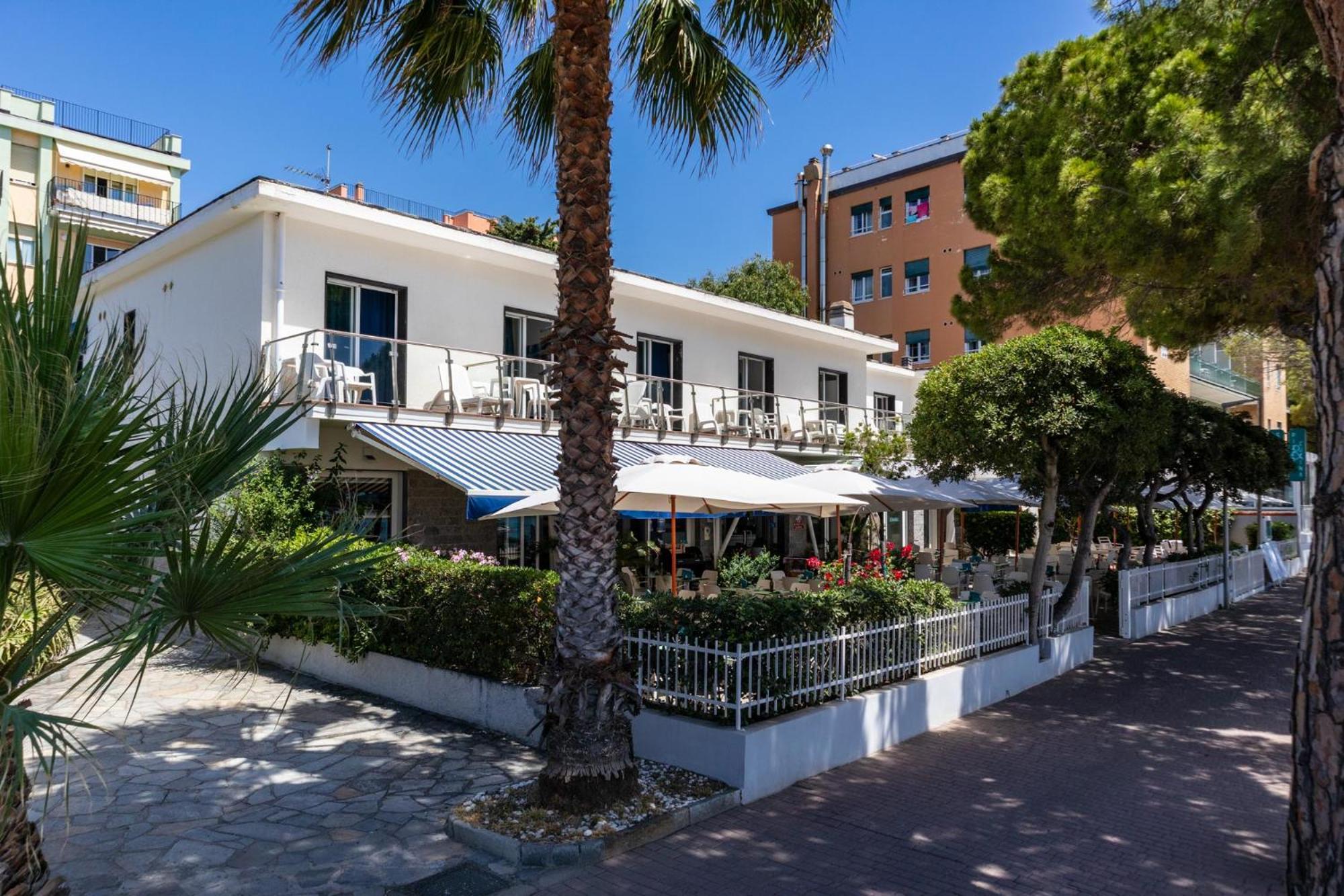 Piccolo Hotel Le Palme San Bartolomeo Al Mare Dış mekan fotoğraf