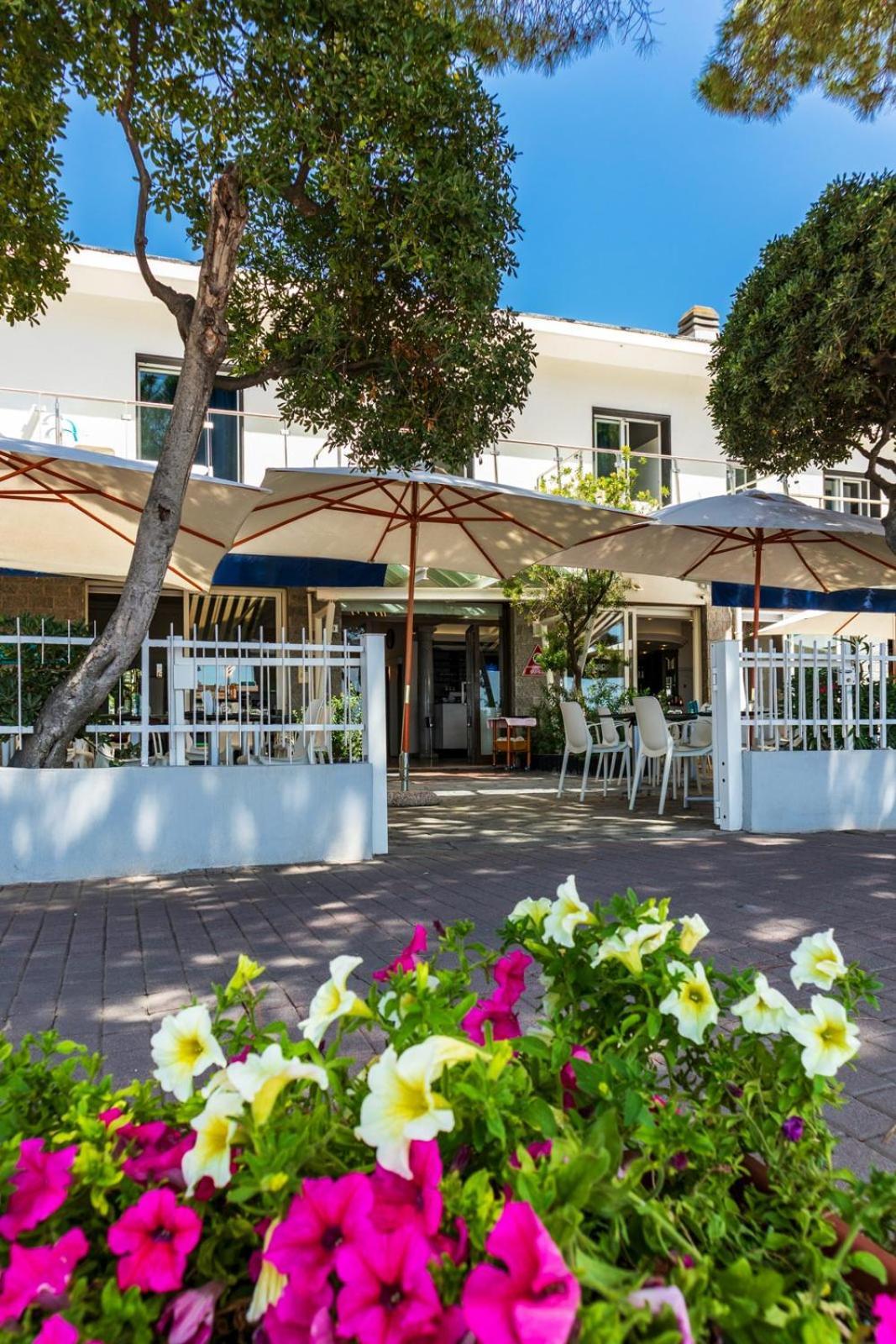 Piccolo Hotel Le Palme San Bartolomeo Al Mare Dış mekan fotoğraf